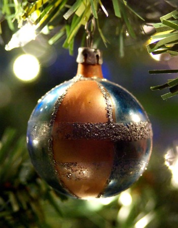 Does a Green Chrismtas Have to Look Boring? {AccidentallyGreen.com}